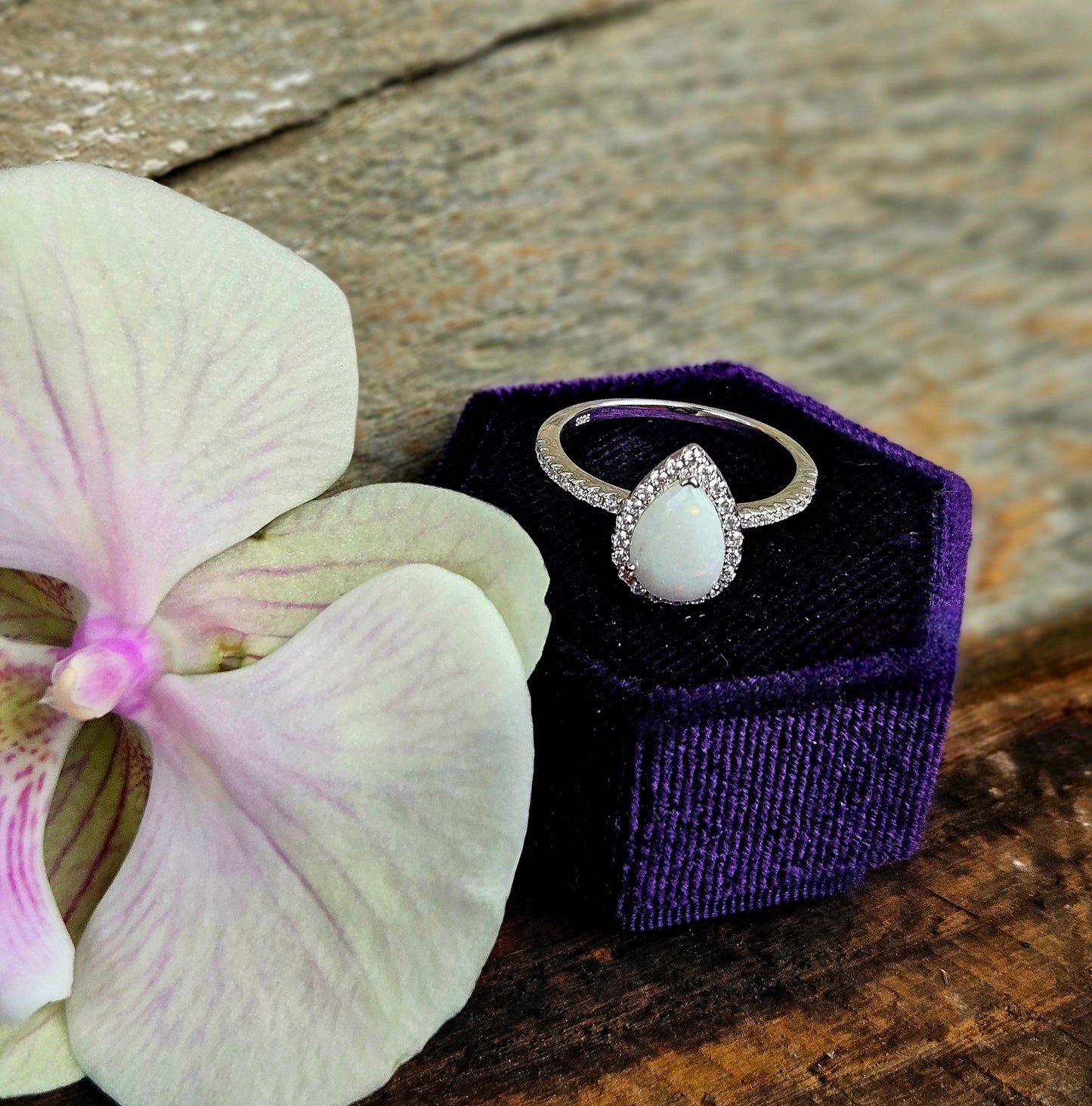 The Sparkle Dewdrop Ring