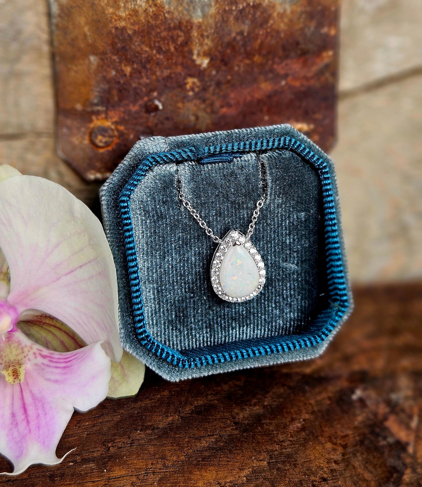 The Sparkle Dewdrop Pendant