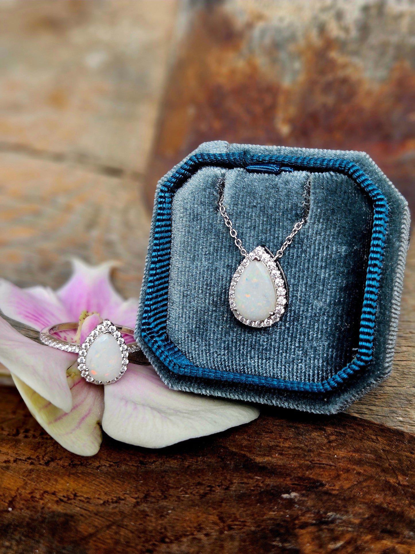 The Sparkle Dewdrop Pendant